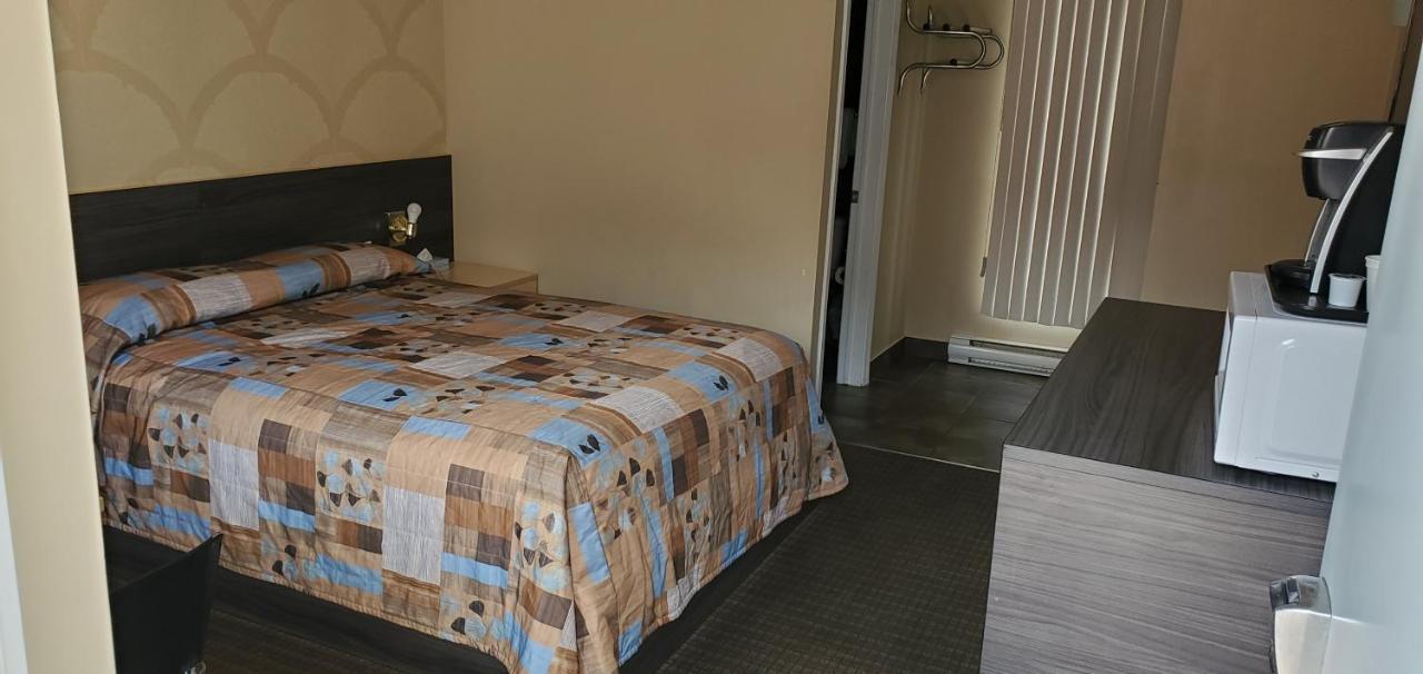 Motel Falcon Brossard Eksteriør bilde