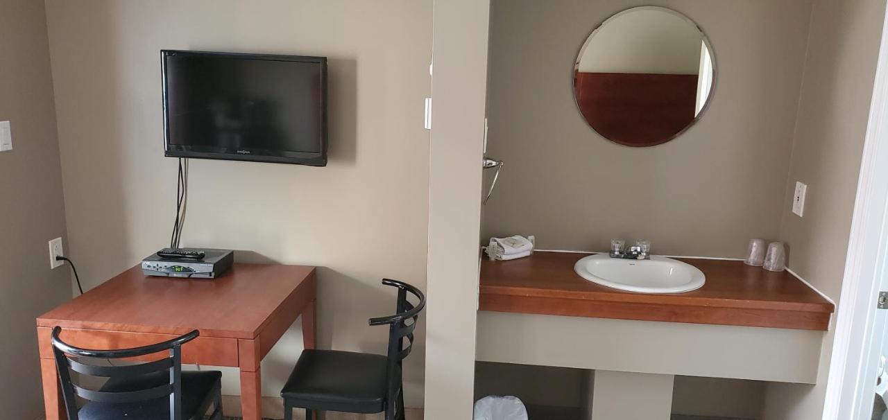 Motel Falcon Brossard Eksteriør bilde