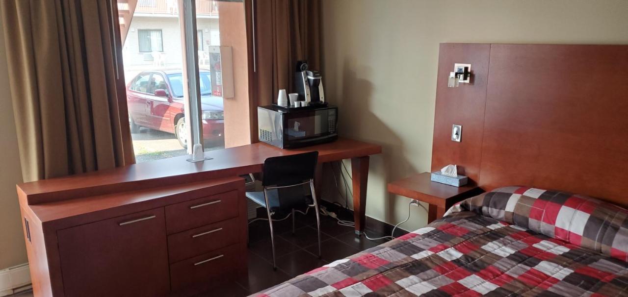 Motel Falcon Brossard Eksteriør bilde