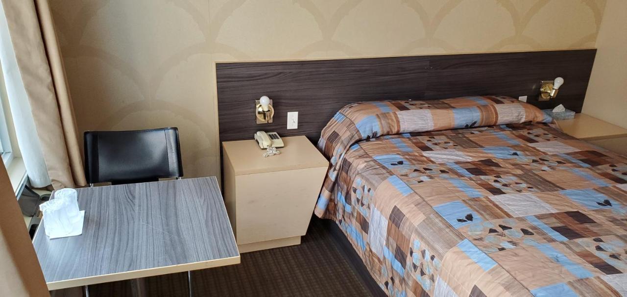 Motel Falcon Brossard Eksteriør bilde