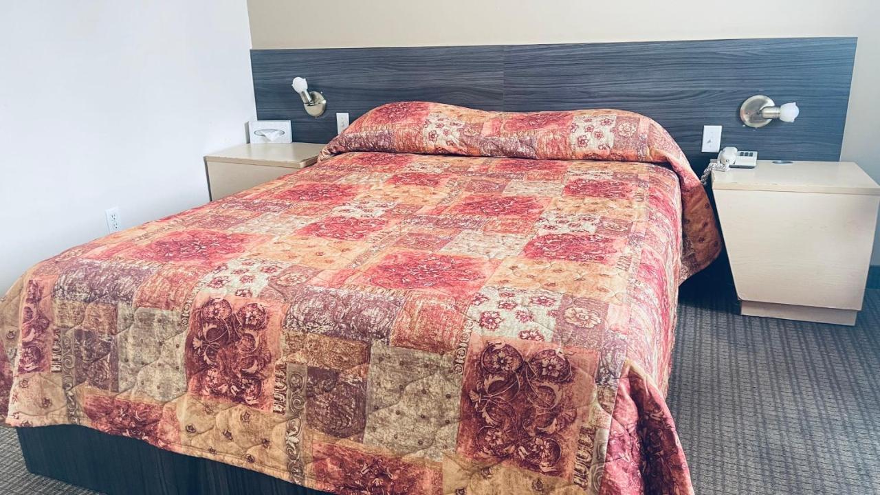 Motel Falcon Brossard Eksteriør bilde