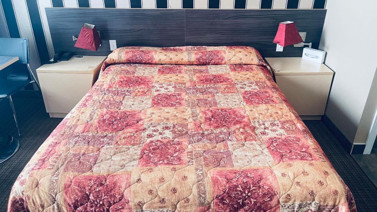 Motel Falcon Brossard Eksteriør bilde