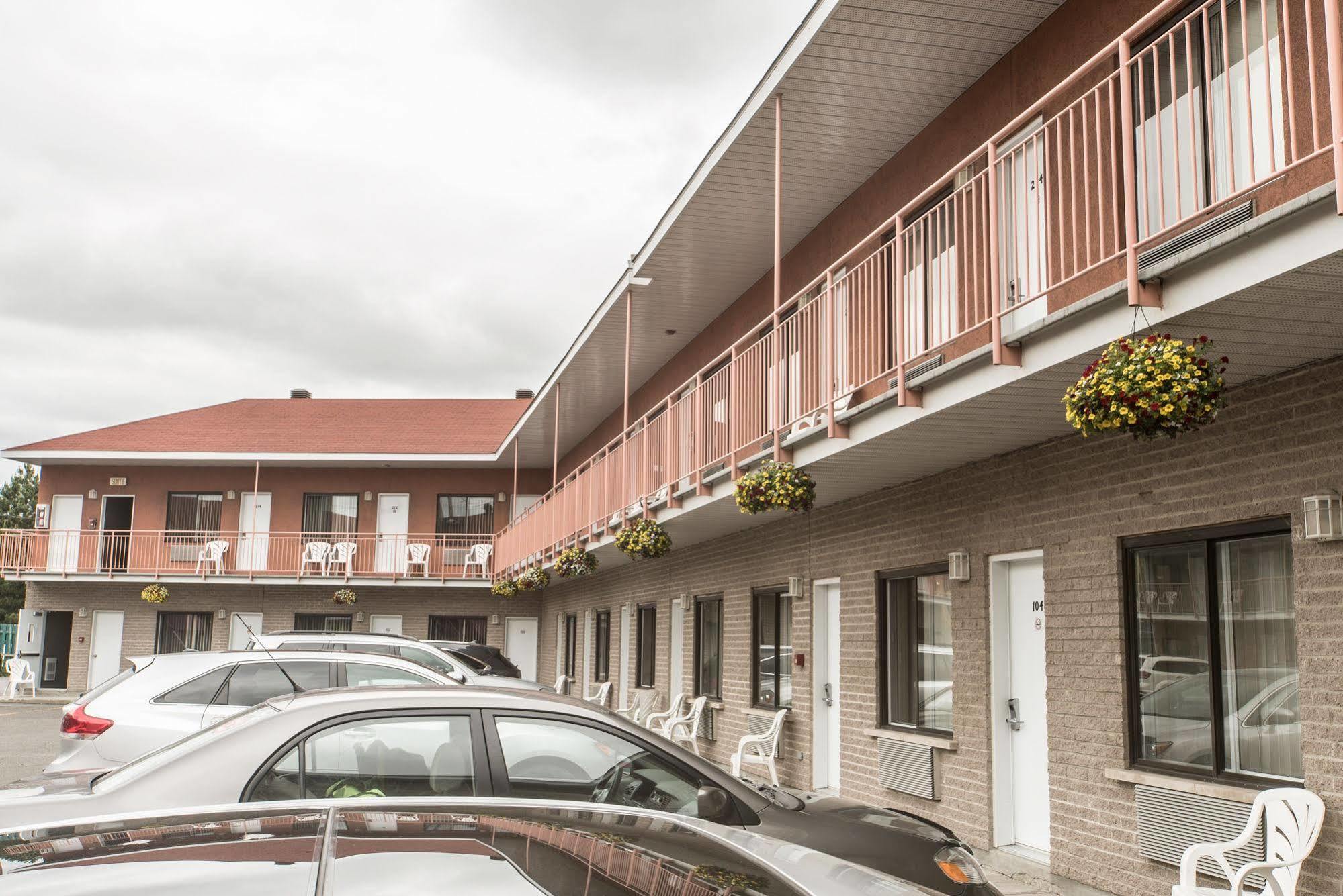 Motel Falcon Brossard Eksteriør bilde